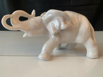 vintage porseleinen olifantje beschikbaar voor biedingen