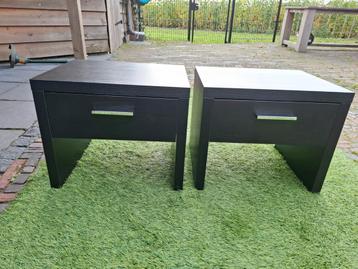 Nachtkastjes zwart zien er nog prima uit . beschikbaar voor biedingen