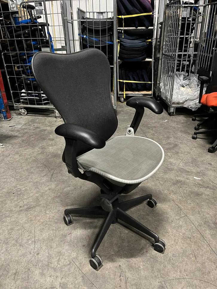Herman Miller Mirra Bureaustoel - Zeer Goed!, Huis en Inrichting, Bureaustoelen, Zo goed als nieuw, Bureaustoel, Grijs, Ergonomisch
