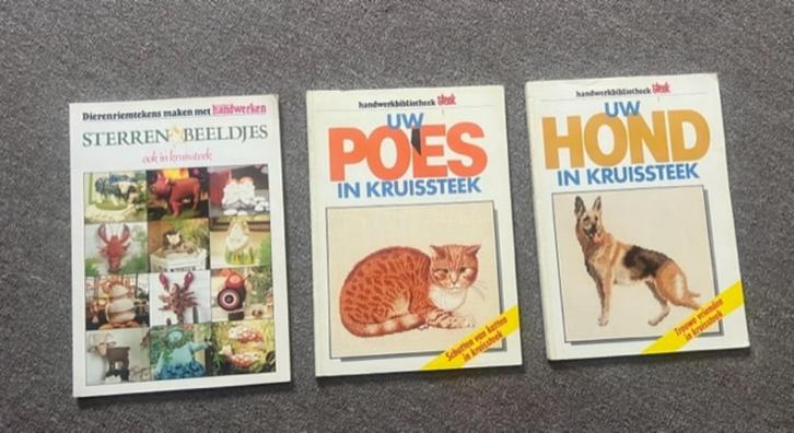 2 kruissteek boekjes hond en sterrenbeeldjes, Hobby en Vrije tijd, Borduren en Borduurmachines, Gebruikt, Overige typen, Ophalen of Verzenden