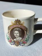 Mok 25-jarig jubileum koningin Elisabeth II 1952-1977, Verzamelen, Ophalen of Verzenden, Zo goed als nieuw, Buitenland, Servies