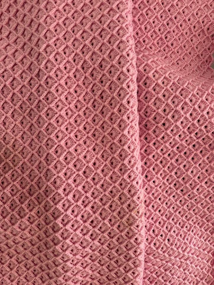 Roze Gehaakte Deken - 135x135 cm, Huis en Inrichting, Woonaccessoires | Plaids en Woondekens, Nieuw, Ophalen