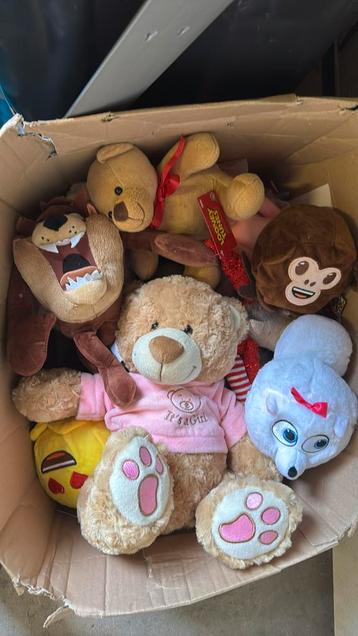 Doos vol met knuffels beschikbaar voor biedingen