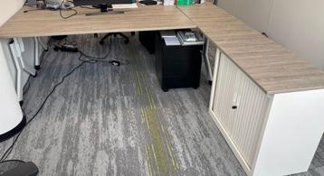 Mooi groot hoekbureau met kast
