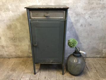 Vintage industriele locker | kazernekast | nachtkastje leger beschikbaar voor biedingen