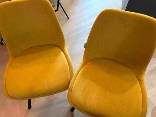 Twee eetkamerstoelen Zuiver Brent - kleur mosterd / geel, Huis en Inrichting, Stoelen, Gebruikt, Twee, Overige kleuren, Ophalen