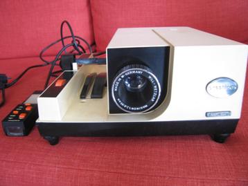 Dia projector met dia magazijnen en dia sledes beschikbaar voor biedingen