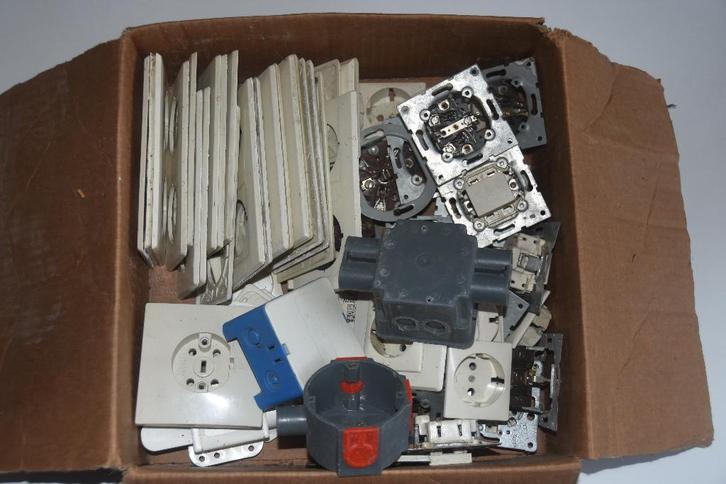 Stopcontact Wandcontactdoos Afdekraam Afdekplaat Schakelaar, Doe-het-zelf en Verbouw, Elektra en Kabels, Stopcontact, Ophalen of Verzenden