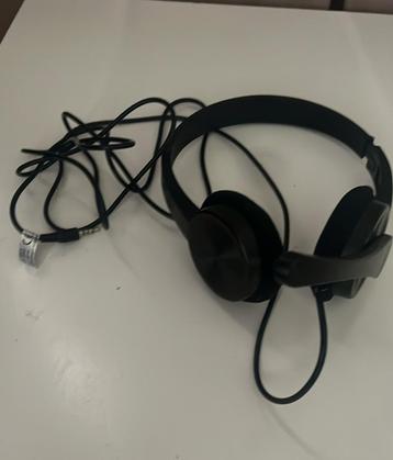 Zwarte koptelefoon met kabel – werkt goed beschikbaar voor biedingen