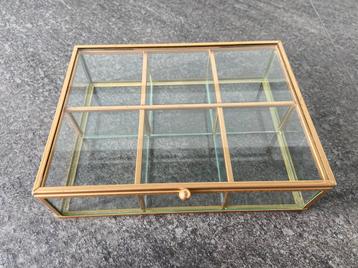 Vintage opbergbakje sieradenbakje vitrinekastje glas messing beschikbaar voor biedingen