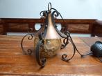 Vintage smeedijzeren hanglamp met persglazen bol, Antiek en Kunst, Antiek | Lampen, Ophalen of Verzenden