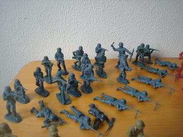 108 Vintage plastic soldaten, ninja’s, indianen ca.1980 beschikbaar voor biedingen