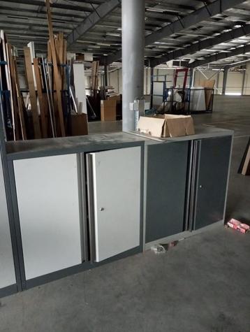 Metalen opberg rekken en kasten beschikbaar voor biedingen