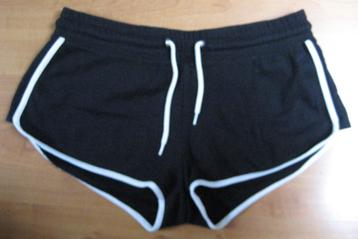 Zwarte korte broek H&M Divided 36/S. beschikbaar voor biedingen