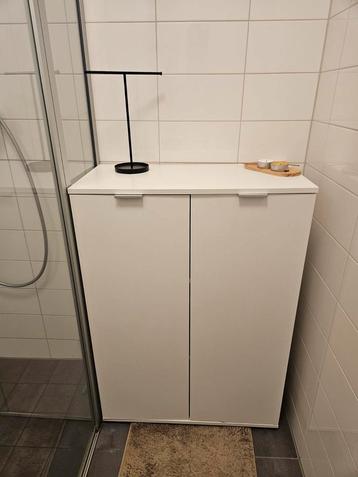 Mooie witte kast voor badkamer of kantoor beschikbaar voor biedingen