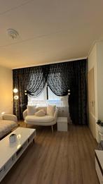 Luxe zwarte kanten gordijnen-330 cm breed-inclusief bloemen, Huis en Inrichting, Stoffering | Gordijnen en Lamellen, Ophalen, Zwart