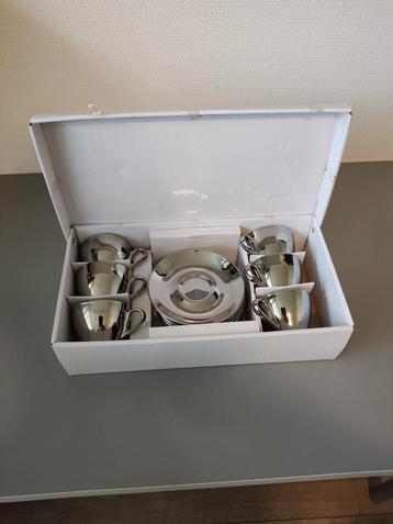 Zilver kleurige koffiekopjes met schotel 6 stuks  beschikbaar voor biedingen