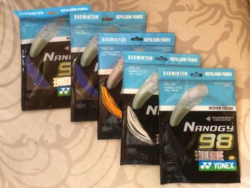 Te Koop: 5 snaren sets (Nanogy) badminton. beschikbaar voor biedingen