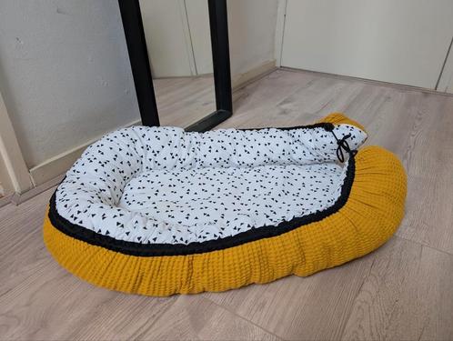 Babynestje okergeel met driehoekjes, Kinderen en Baby's, Overige Kinderen en Baby's, Zo goed als nieuw, Ophalen