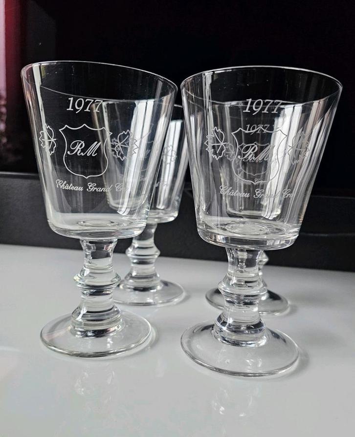 Riviera maison 4 luxe wijn/waterglazen op voet met logo RM, Verzamelen, Glas en Borrelglaasjes, Zo goed als nieuw, Overige typen