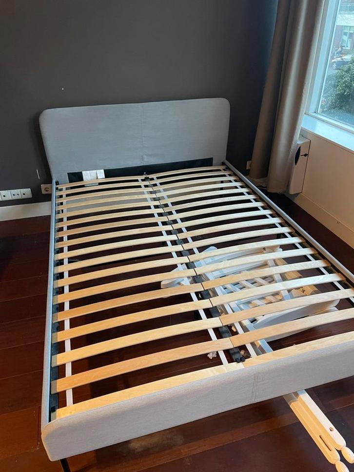 Ikea slattum bed, Huis en Inrichting, Slaapkamer | Bedden, Zo goed als nieuw, Tweepersoons, 140 cm, 200 cm, Stof, Grijs, Ophalen