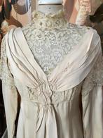 Antieke jaren 30-40 crème jurk kant en zijde paspop brocante, Antiek en Kunst, Antiek | Kleding en Accessoires, Dames, Verzenden
