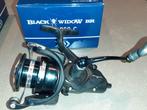 2x Daiwa vrijloopmolen 4000c Black widow, Ophalen of Verzenden, Zo goed als nieuw