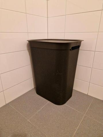 Zwarte kunststof wasmand beschikbaar voor biedingen