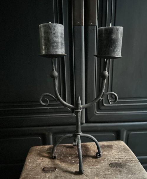 Smeedijzeren kandelaar sober sleets landelijk, Antiek en Kunst, Curiosa en Brocante, Ophalen of Verzenden
