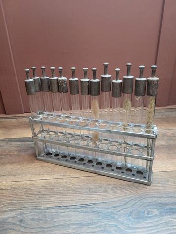 Vintage reageerbuisjes in bijbehorende houder - Lab beschikbaar voor biedingen