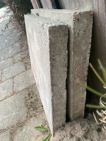 Gratis twee Betonnen Metselstenen - Gebruikt beschikbaar voor biedingen