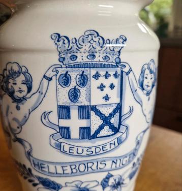 Gave apothekerspot met wapen van LEUSDEN met putti beschikbaar voor biedingen