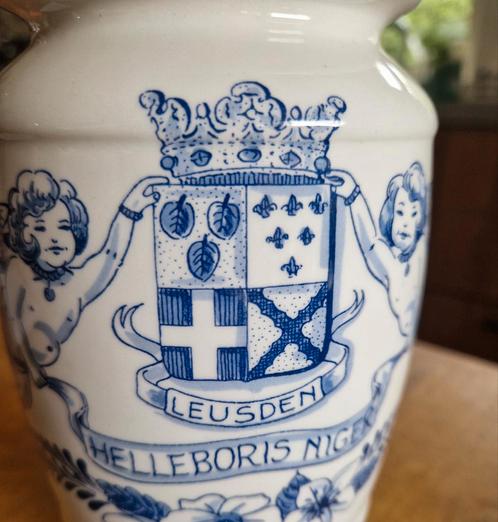 Gave apothekerspot met wapen van LEUSDEN met putti, Antiek en Kunst, Curiosa en Brocante, Ophalen of Verzenden