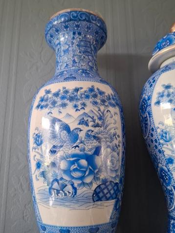Prachtige set oude Japanse vazen of kaststel blauw reliëf  beschikbaar voor biedingen