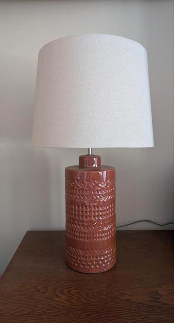 Tk Maxx tafellamp terracotta kleur met beige lampenkap beschikbaar voor biedingen