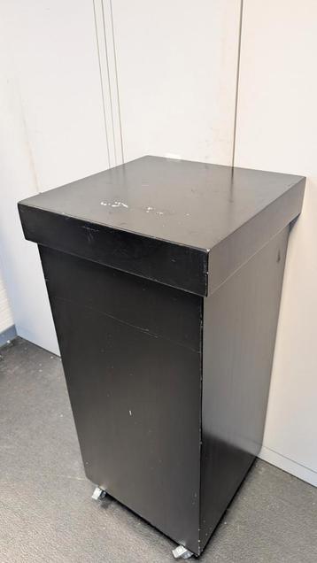 Bijzet/staantafel met wieltjes beschikbaar voor biedingen
