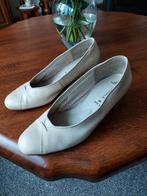 1 paar dames schoenen creme instappers maat 42, Kleding | Dames, Schoenen, Ophalen of Verzenden, Zo goed als nieuw, Instappers