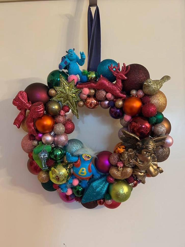 Vrolijke en kleurrijke Kerstkrans 40 cm, Huis en Inrichting, Woonaccessoires | Kransen, Zo goed als nieuw, Ophalen of Verzenden