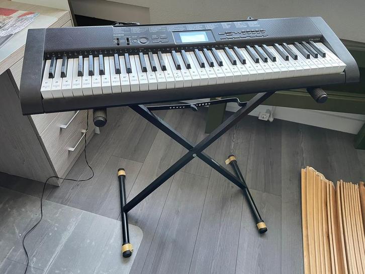 Casio keyboard met standaard, Muziek en Instrumenten, Keyboards, Zo goed als nieuw, 61 toetsen, Casio, Met standaard, Ophalen