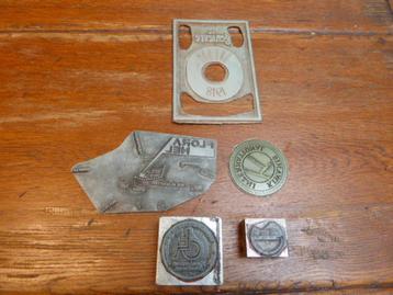 5 vintage metalen stempels beschikbaar voor biedingen