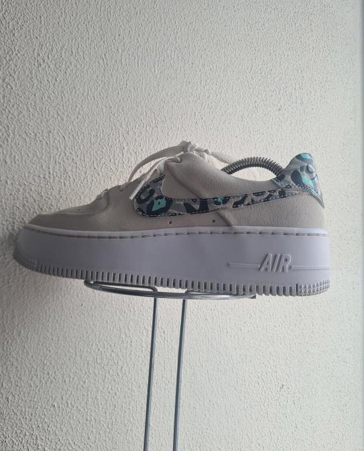 Nike Air Force 1 Sage Low Team Gold Leopard 38.5, Kleding | Dames, Schoenen, Nieuw, Sneakers of Gympen, Ophalen of Verzenden