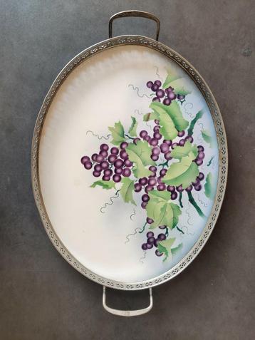 Vintage keramisch dienblad met metalen rand en handvatten
 beschikbaar voor biedingen