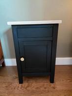 Zwart nachtkastje met marmerenblad, Huis en Inrichting, Slaapkamer | Nachtkastjes, Ophalen, Minder dan 45 cm, Minder dan 55 cm