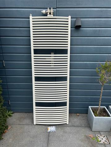 Grote Vasco design radiator incl. kraan en beugels beschikbaar voor biedingen