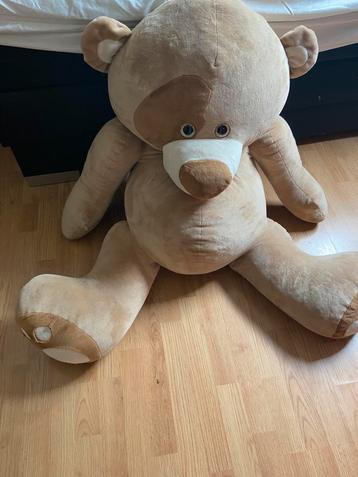 Grote knuffel beschikbaar voor biedingen