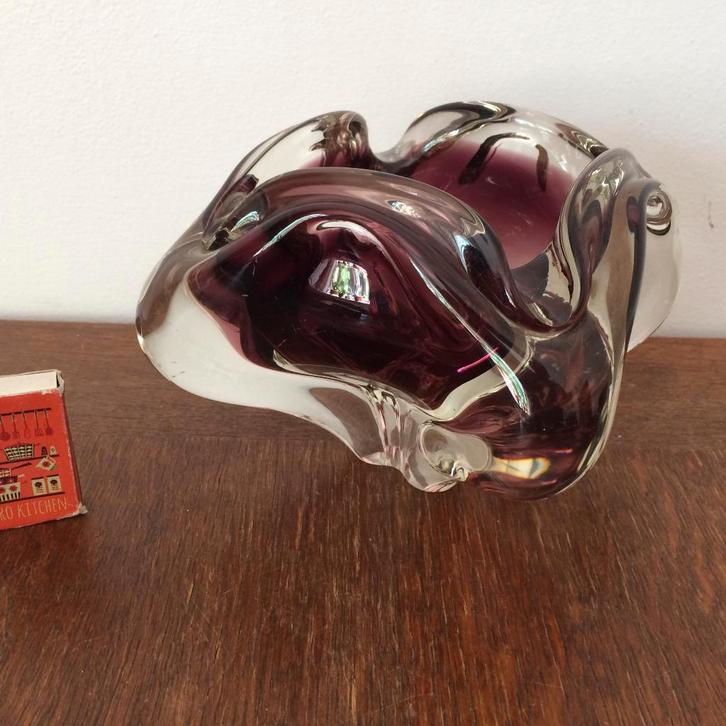 Murano Italiaans geslepen design glaswerk donker roze asbak, Verzamelen, Rookartikelen, Aanstekers en Luciferdoosjes, Gebruikt