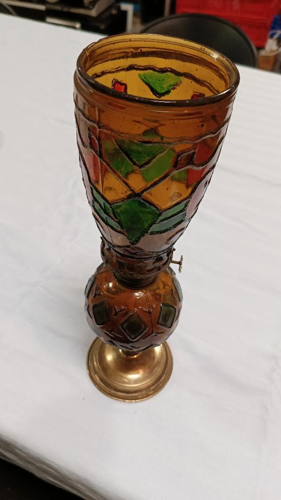 Antieke olielamp met gekleurd glas-in-lood motief – 31 cm, Antiek en Kunst, Antiek | Lampen, Ophalen of Verzenden