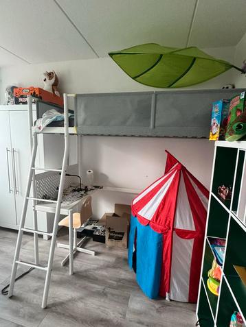 Hoogslaper met bureau en matras - ruimtebesparend! beschikbaar voor biedingen