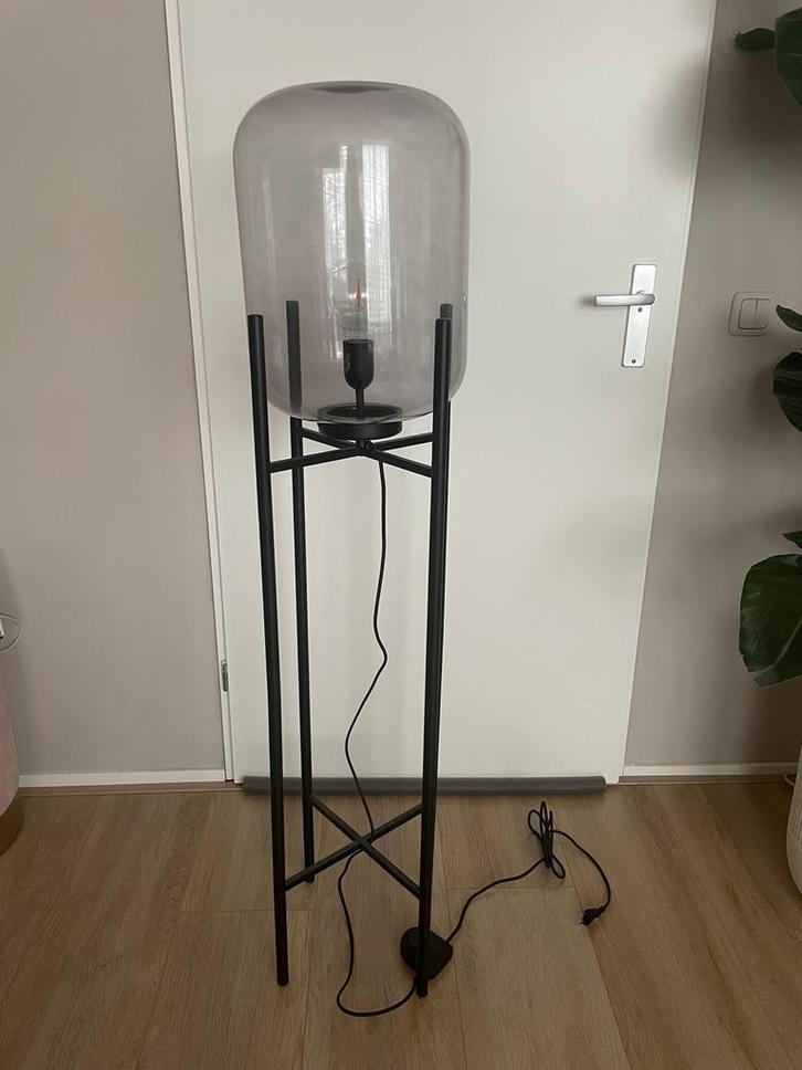 Stalen Staande Lamp met Rookglas - Zo Goed Als Nieuw, Huis en Inrichting, Lampen | Vloerlampen, Zo goed als nieuw, 100 tot 150 cm