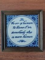 Ingelijste Delfts blauwe tegel 15x15 cm 'To err is human...', Antiek en Kunst, Antiek | Wandborden en Tegels, Ophalen of Verzenden